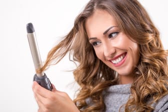 Die besten Lockenstäbe für das Haarstyling: Diese Modelle bringen Ihre Haare schonend in Form.