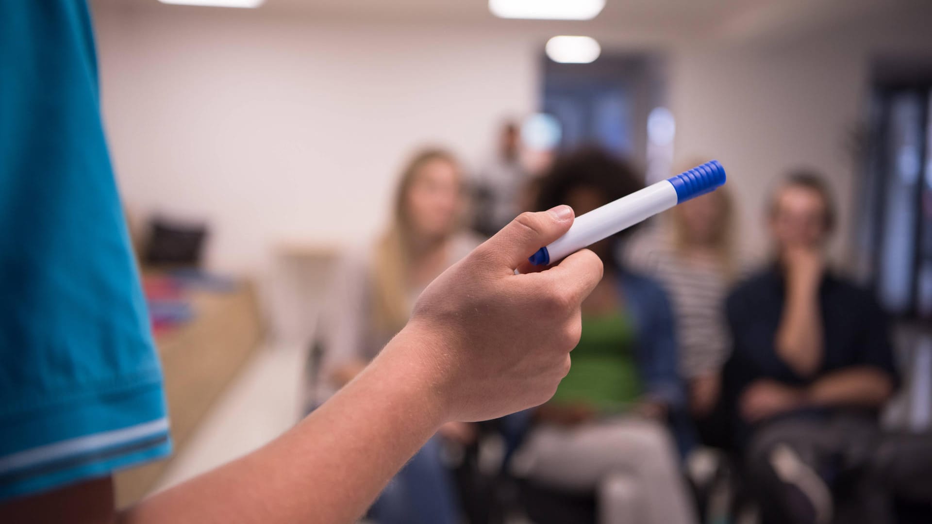 Unterricht in einem Klassenzimmer (Symbolbild): Eine Schulaufgabe bringt eine Siegburger Schule in Erklärungsnot. Unterricht in einem Klassenzimmer (Symbolbild): Eine Schulaufgabe bringt eine Siegburger Schule in Erklärungsnot.