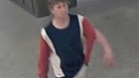 Der Verdächtige, während er dem Opfer folgt: Der Beraubte wurde leicht verletzt.