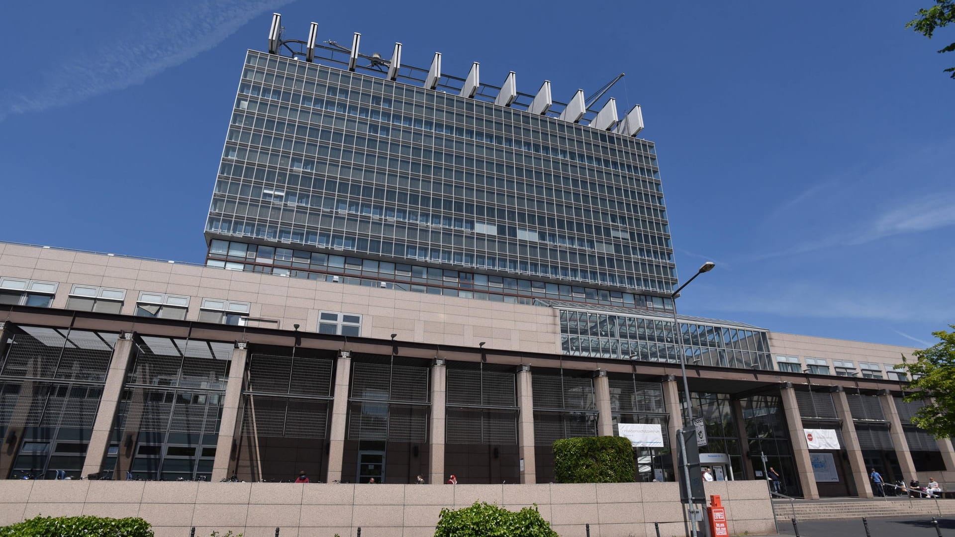 Die Kölner Uniklinik von außen (Symbolbild): Mit fünf weiteren Krankenhäusern soll eine Studie entstehen.