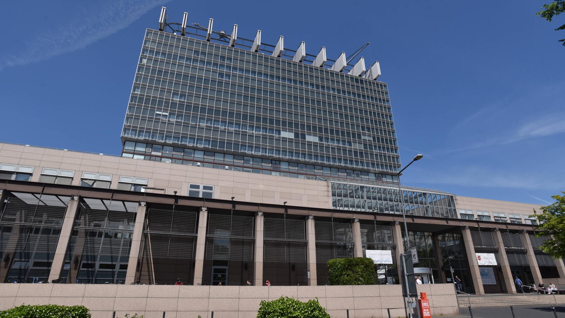 Die Kölner Uniklinik von außen (Symbolbild): Mit fünf weiteren Krankenhäusern soll eine Studie entstehen.