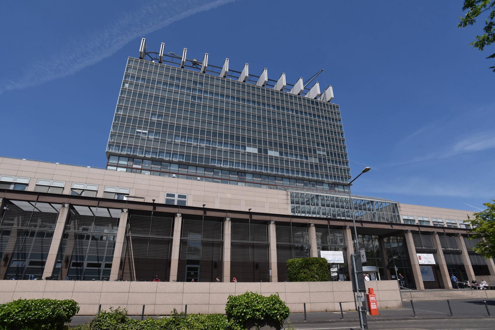 Die Kölner Uniklinik von außen (Symbolbild): Mit fünf weiteren Krankenhäusern soll eine Studie entstehen.