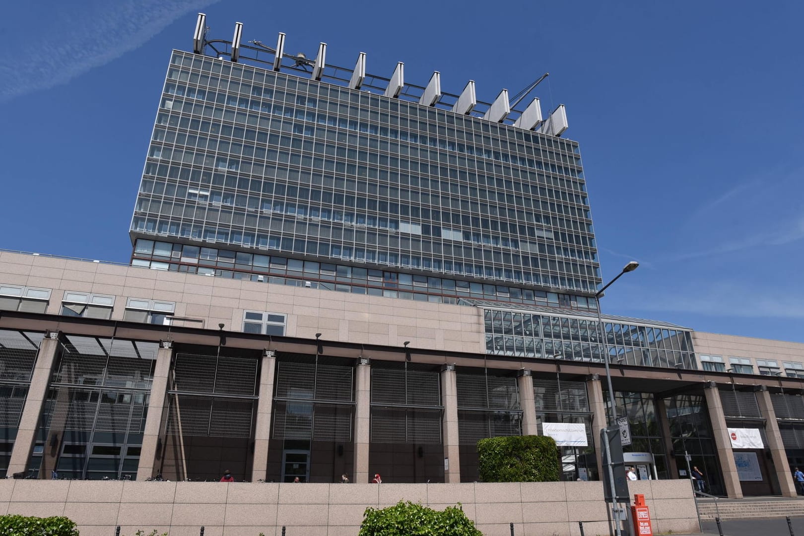 Die Kölner Uniklinik von außen (Symbolbild): Mit fünf weiteren Krankenhäusern soll eine Studie entstehen.