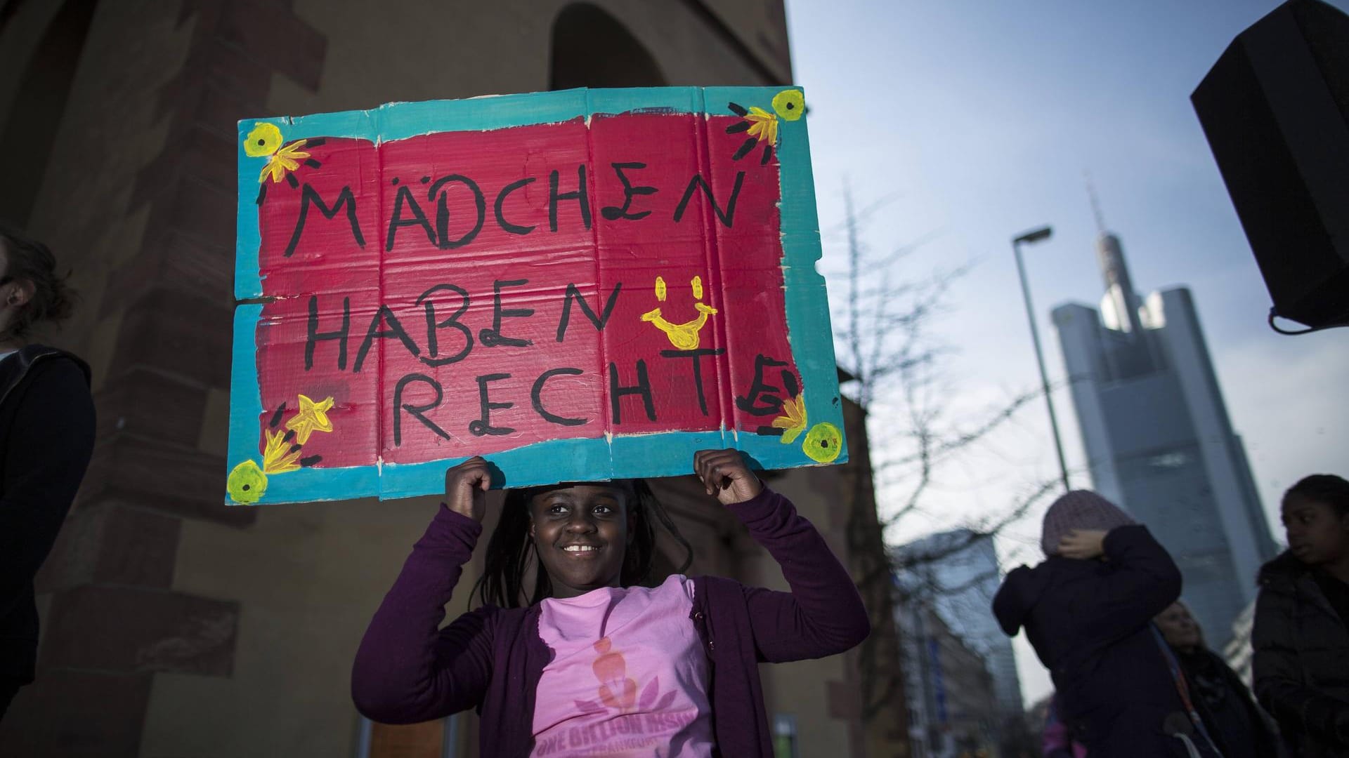 Ein Mädchen bei der Tanzdemo One Billion Rising in Frankfurt (Archivbild): Die Landesregierung will die finanzielle Unterstützung von Frauenhäusern ausbauen.