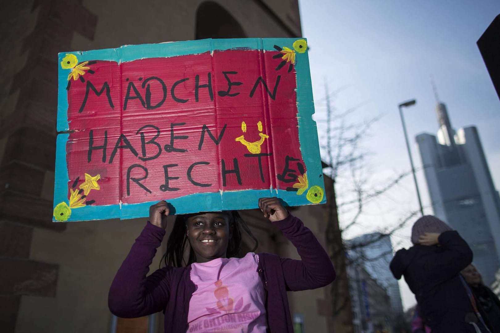 Ein Mädchen bei der Tanzdemo One Billion Rising in Frankfurt (Archivbild): Die Landesregierung will die finanzielle Unterstützung von Frauenhäusern ausbauen.