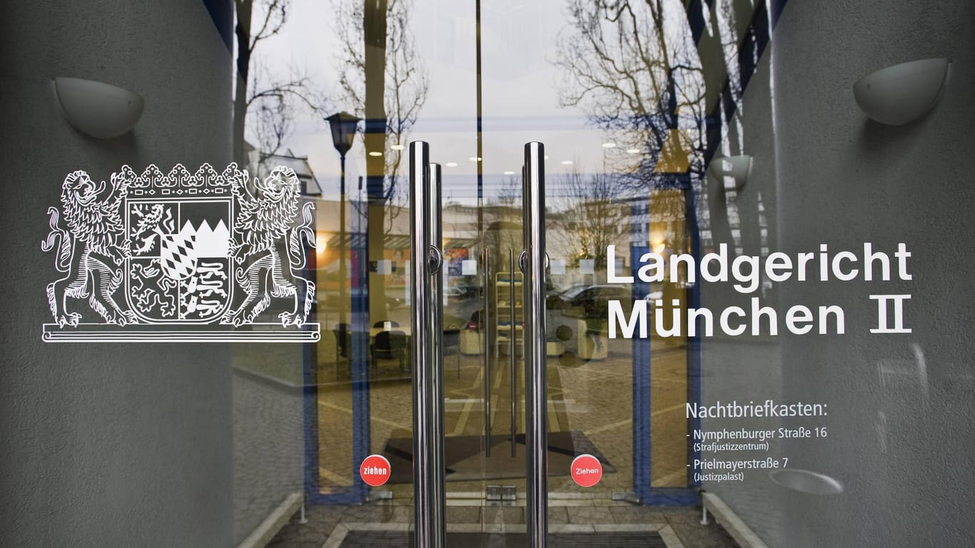 Der Eingang des Landgericht München II (Archivbild): Der Angeklagte muss mehrere Jahre hinter Gitter verbringen.