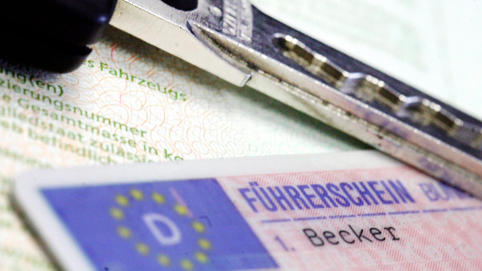 Führerschein und Autoschlüssel: Die Täuschung fiel auf, als der 66-Jährige sein altes Papierdokument in einen neuen EU-Kartenführerschein eintauschen wollte. (Symbolbild) Führerschein und Autoschlüssel: Die Täuschung fiel auf, als der 66-Jährige sein altes Papierdokument in einen neuen EU-Kartenführerschein eintauschen wollte. (Symbolbild)