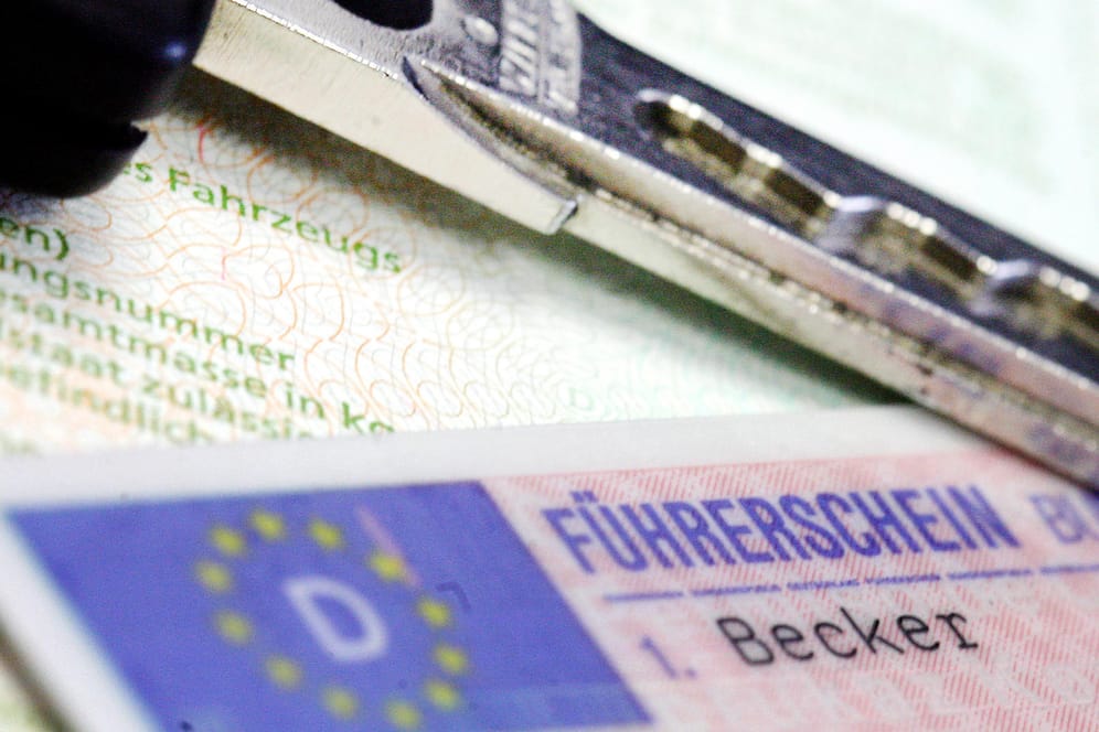 Führerschein und Autoschlüssel: Die Täuschung fiel auf, als der 66-Jährige sein altes Papierdokument in einen neuen EU-Kartenführerschein eintauschen wollte. (Symbolbild)