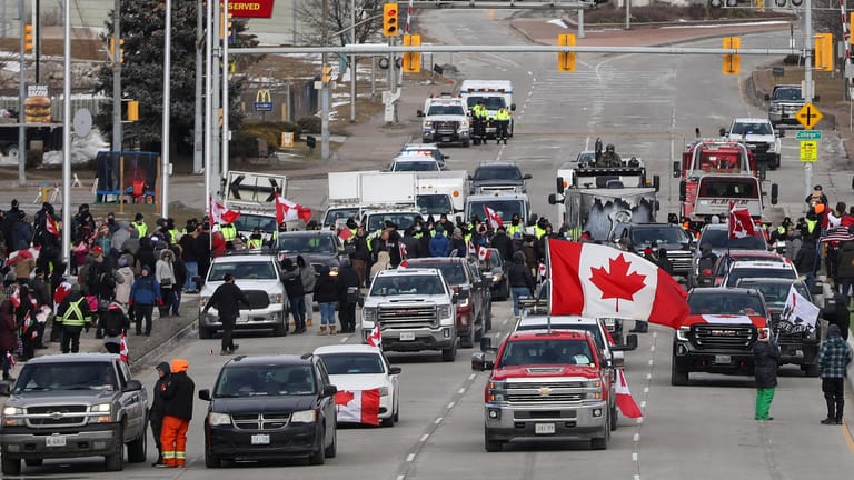 Windsor, Kanada: Am Sonntag löste die Polizei die Blockade der wichtigsten Brücke zwischen den USA und Kanada auf.