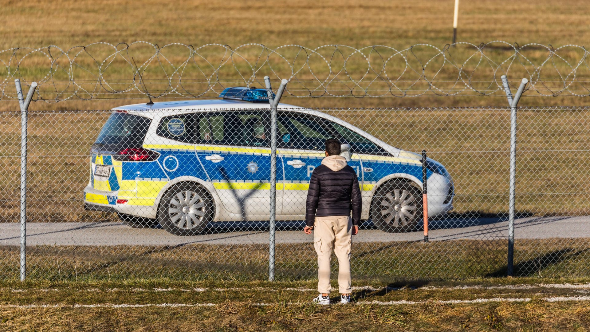 Die Polizei patroulliert innerhalb des Flughafen (Symbolbild): Der Passagier hielt sich nicht an die geltenden Corona-Regelungen. Die Polizei patroulliert innerhalb des Flughafen (Symbolbild): Der Passagier hielt sich nicht an die geltenden Corona-Regelungen.