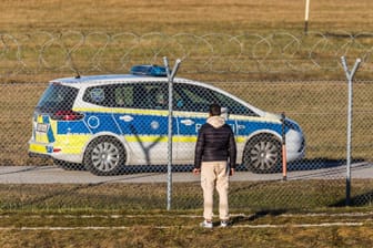 Die Polizei patroulliert innerhalb des Flughafen (Symbolbild): Der Passagier hielt sich nicht an die geltenden Corona-Regelungen.