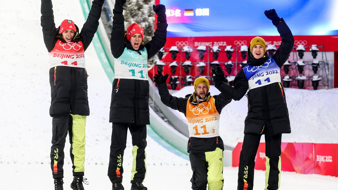 Jump, jump: Das deutsche Skisprungteam um Constantin Schmid, Stephan Leyhe, Markus Eisenbichler und Karl Geiger (v. l.) freute sich nach dem Gewinn der Bronzemedaille ausgelassen.