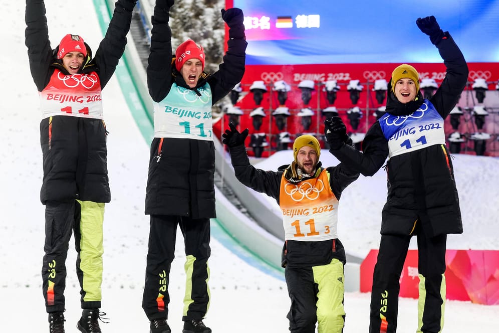 Jump, jump: Das deutsche Skisprungteam um Constantin Schmid, Stephan Leyhe, Markus Eisenbichler und Karl Geiger (v. l.) freute sich nach dem Gewinn der Bronzemedaille ausgelassen.