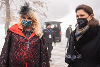 Uschi Unsinn (links) bei einer Gedenkveranstaltung im KZ Flossenbürg mit Landtagspräsidentin Ilse Aigner (Archivbild): Am Sonntag ist Unsinn gestorben.