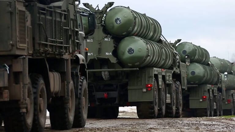 Raketen rollen Mitte vergangener Woche auf Lastern zur ukrainischen Grenze: Für Männer und Material hat Moskau bereits gesorgt.