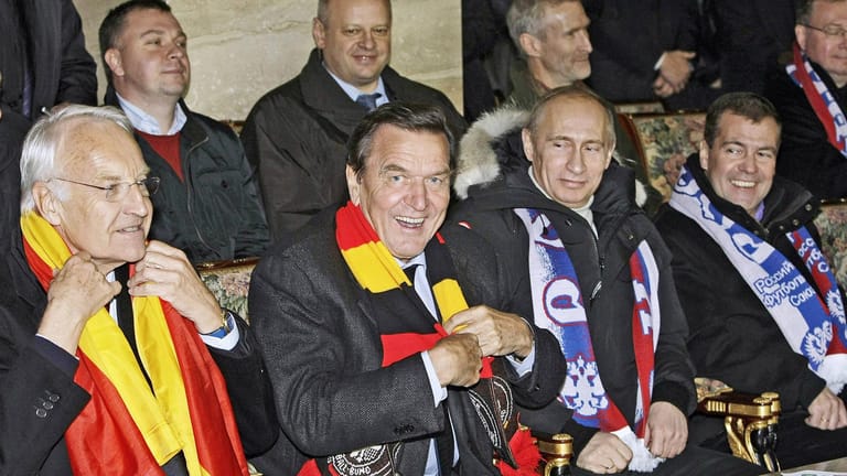 Schröder und Putin (Mitte) 2009 bei einem Qualifikationsspiel für die Fußball-WM: Die beiden sind eng miteinander befreundet, Schröder arbeitet für mehrere russische Energiekonzerne.