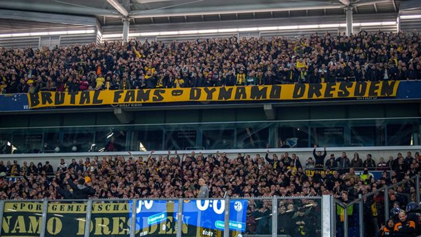 Die Fans von Dynamo Dresden griffen nach DFB-Angaben beim Spiel gegen Schalke 04 im vergangenen Oktober Ordner an.