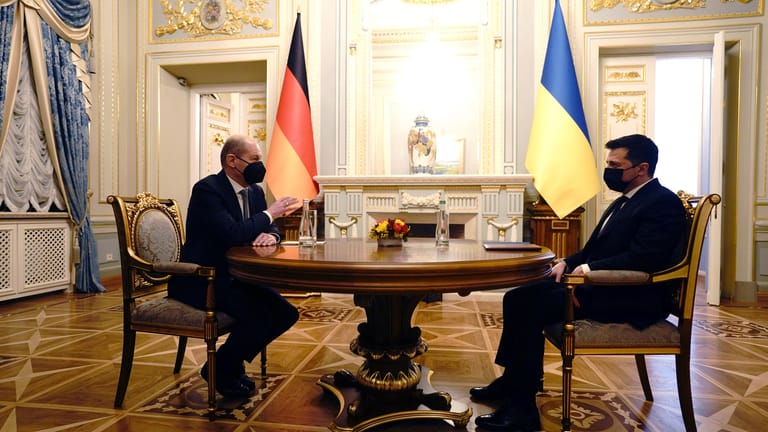 Diplomatie am kurzen Tisch: Bundeskanzler Scholz (l.) im Gespräch mit Selensky in Kiew.