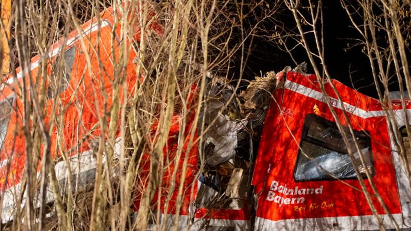 Die beiden beschädigten S-Bahn-Züge nach dem Zusammenstoß.