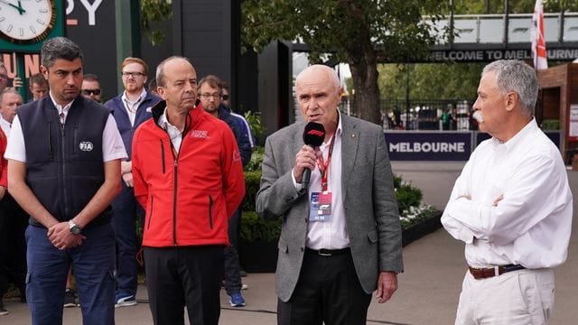 Nach dem Formel-1-Finale vergangenen Saison ist Michael Masi (l) als Rennleiter abgesetzt worden.