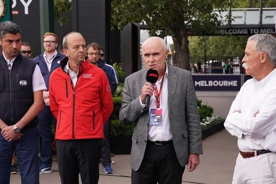 Nach dem Formel-1-Finale vergangenen Saison ist Michael Masi (l) als Rennleiter abgesetzt worden.