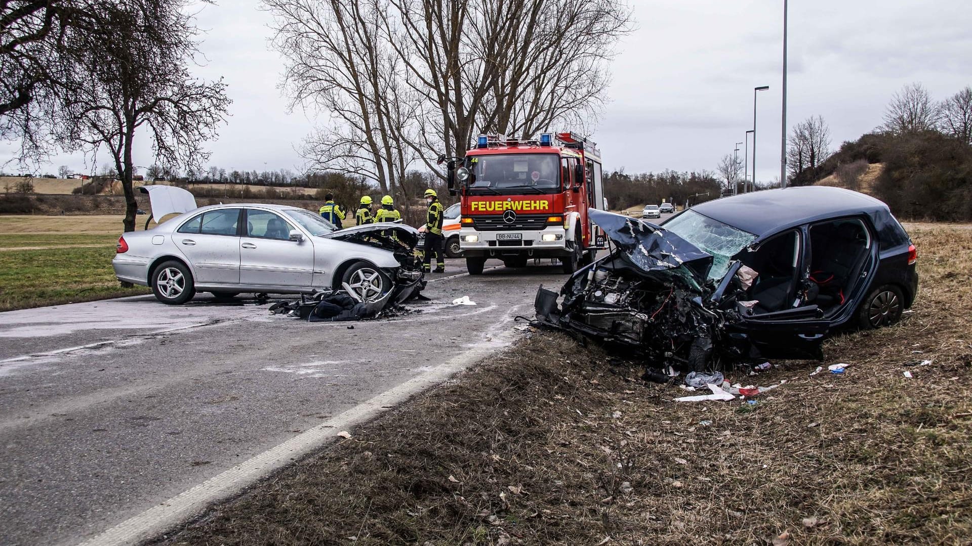 Feuerwehrleute sind bei einem Unfall auf der B14 im Einsatz: Nach dem Unfall schwebt eine Fahrerin in Lebensgefahr. Feuerwehrleute sind bei einem Unfall auf der B14 im Einsatz: Nach dem Unfall schwebt eine Fahrerin in Lebensgefahr.
