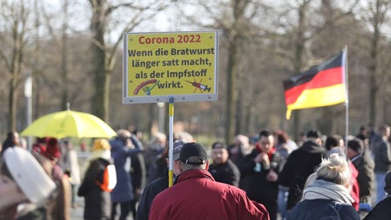 Teilnehmer einer Demonstration gegen Corona-Einschränkungen