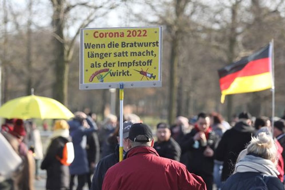 Teilnehmer einer Demonstration gegen Corona-Einschränkungen