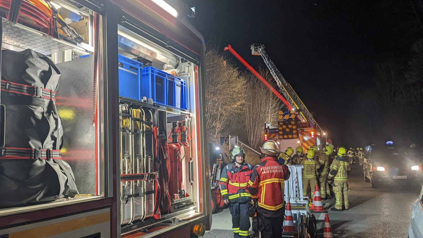Einsatzfahrzeuge an der Unfallstelle: Aus dem ganzen Münchner Raum sind Feuerwehrleute vor Ort.