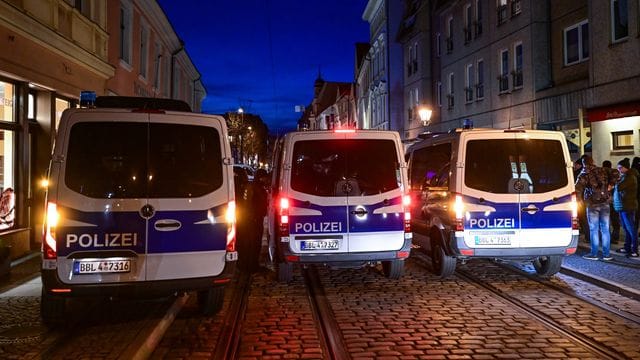 Einsatzfahrzeuge der Polizei blockieren eine Straße