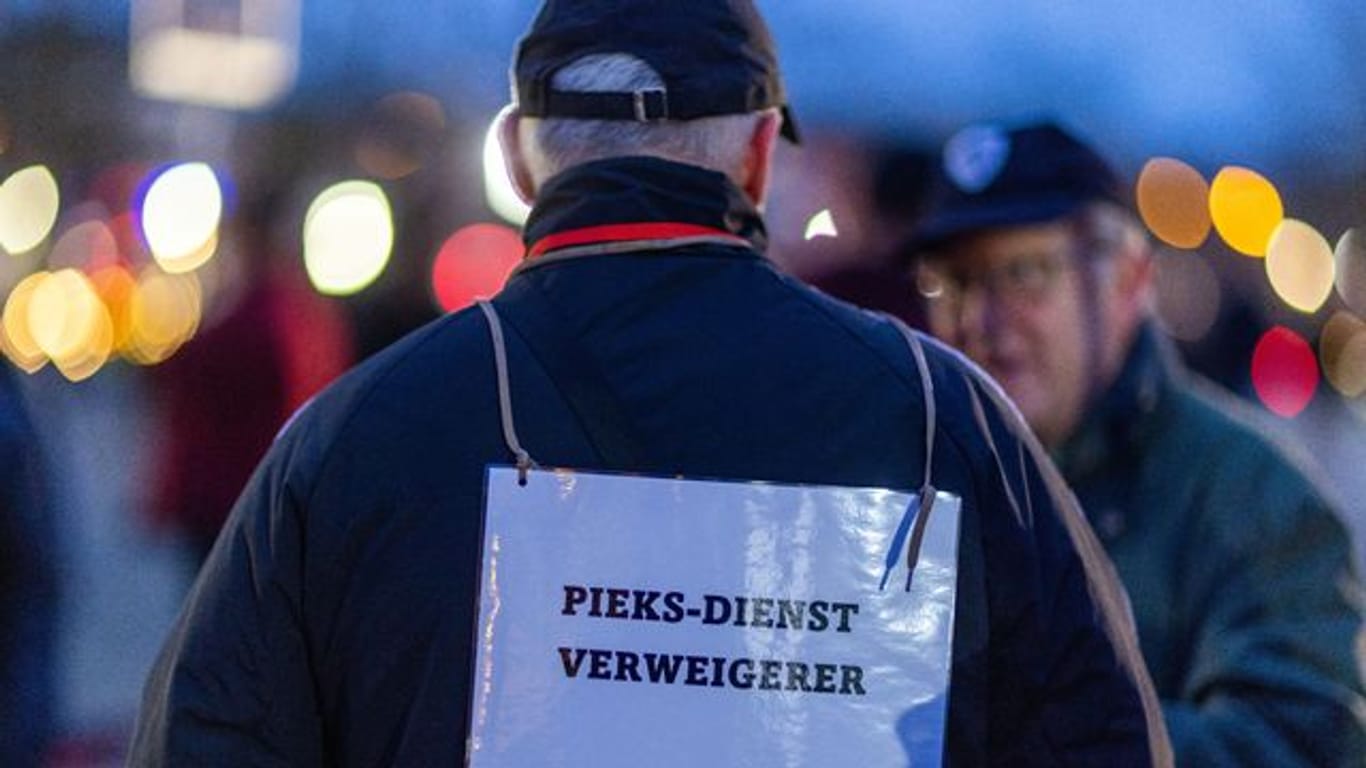 Ein Teilnehmer der Protestaktion gegen die Corona-Schutzmaßnahmen