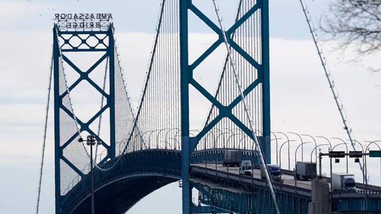 Die Ambassador Bridge ist eine wichtige Grenzbrücke zwischen der Stadt Windsor in Kanada und Detroit in den USA.