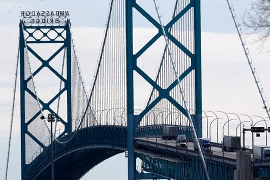 Die Ambassador Bridge ist eine wichtige Grenzbrücke zwischen der Stadt Windsor in Kanada und Detroit in den USA.