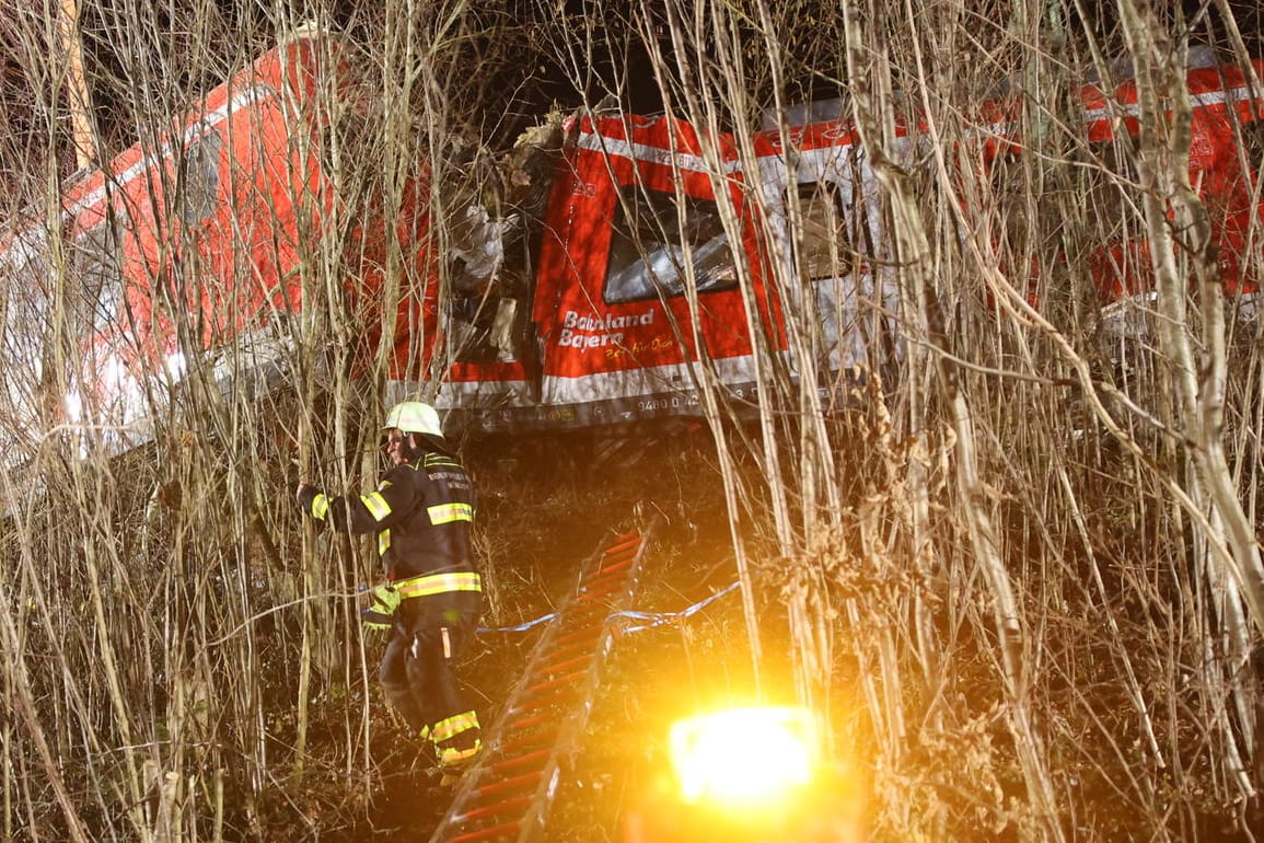 Ein Feuerwehrmann bei der Arbeit: Die Unfallstelle auf dem Bahndamm ist schwer zugänglich..