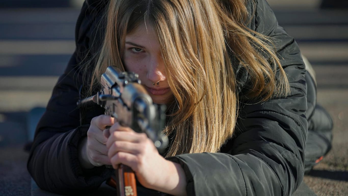Eine ukrainische Zivilistin trainiert mit Waffe für den Kriegsfall.