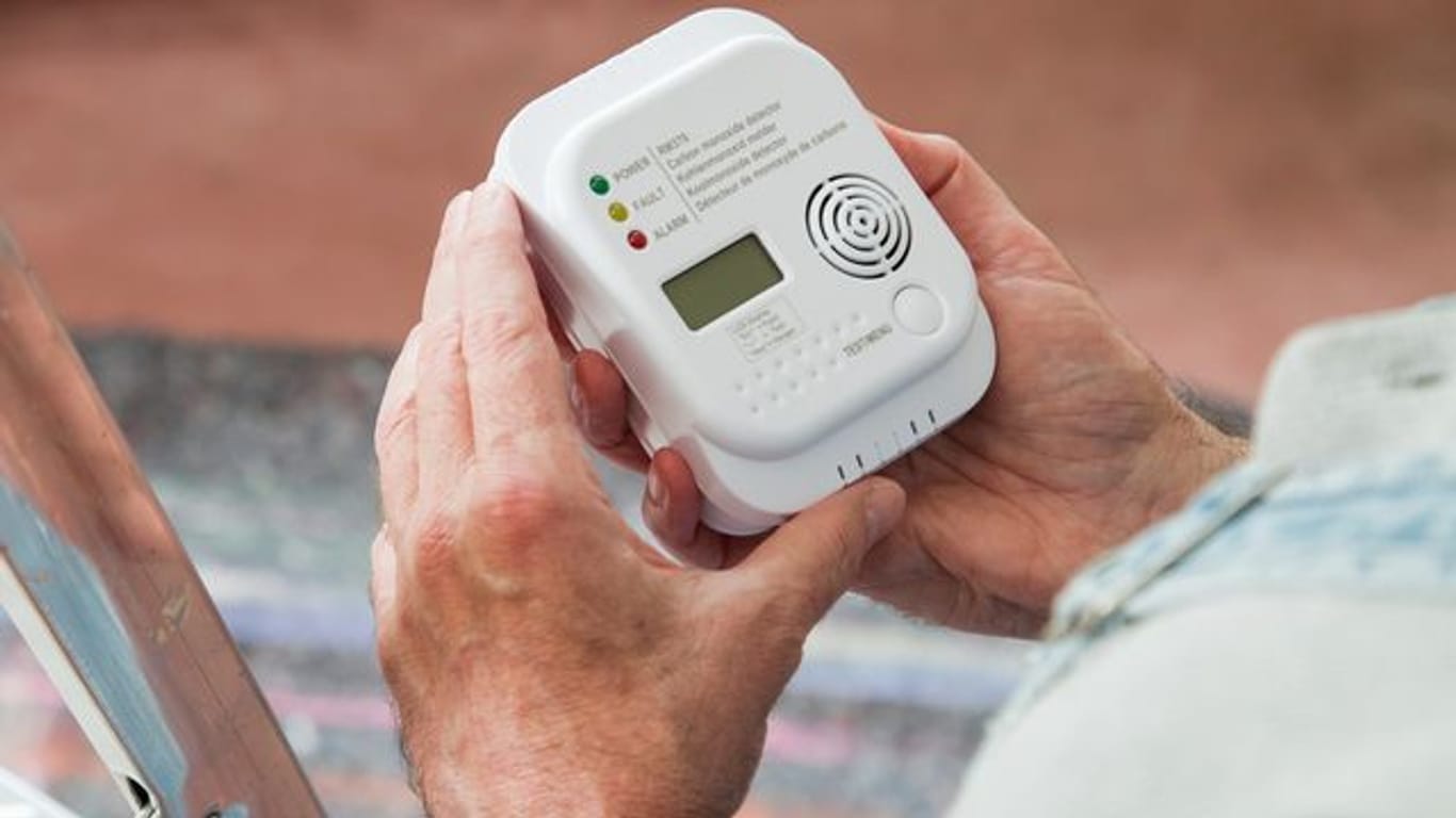 Ein kleines Gerät, das Leben retten kann: Schlägt der Kohlenmonoxid-Melder Alarm, sollte man Wohnung oder Haus verlassen.