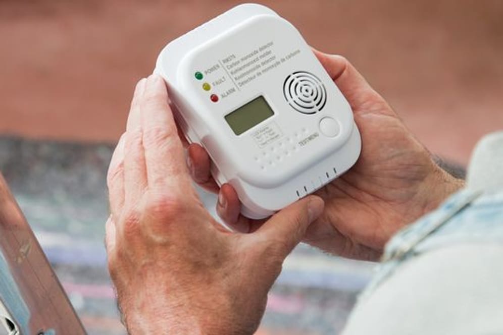 Ein kleines Gerät, das Leben retten kann: Schlägt der Kohlenmonoxid-Melder Alarm, sollte man Wohnung oder Haus verlassen.