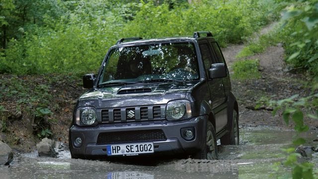 Hoch auf den Hügel oder durchs Wasser waten: Der Suzuki Jimny ist ein waschechter Geländewagen und gilt gebraucht als wertstabil.