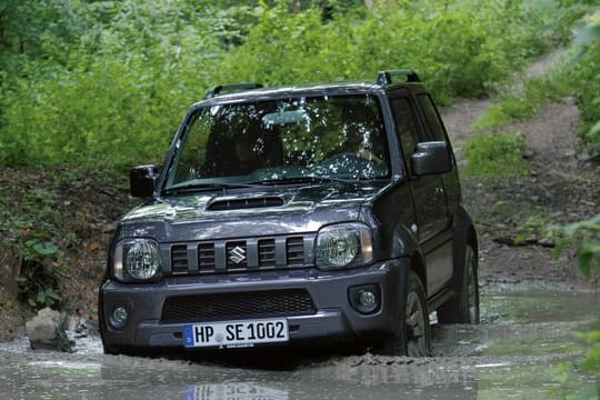 Hoch auf den Hügel oder durchs Wasser waten: Der Suzuki Jimny ist ein waschechter Geländewagen und gilt gebraucht als wertstabil.