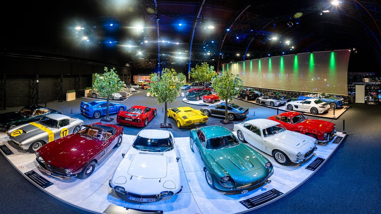 Viele, viele bunte Sportler: Sportwagen-Ausstellung in der Autoworld Brüssel. Viele, viele bunte Sportler: Sportwagen-Ausstellung in der Autoworld Brüssel.