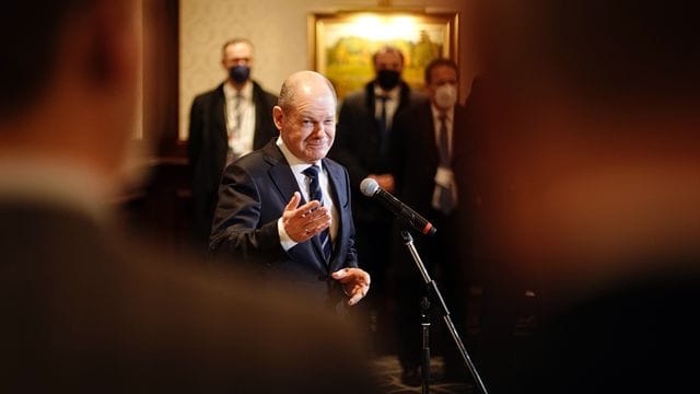 Bundeskanzler Olaf Scholz (SPD) spricht auf einer Pressekonferenz.