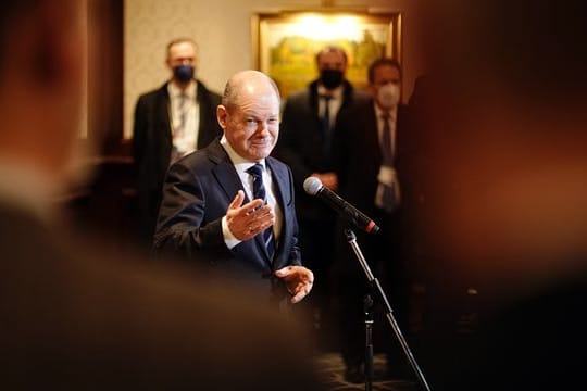 Bundeskanzler Olaf Scholz (SPD) spricht auf einer Pressekonferenz.