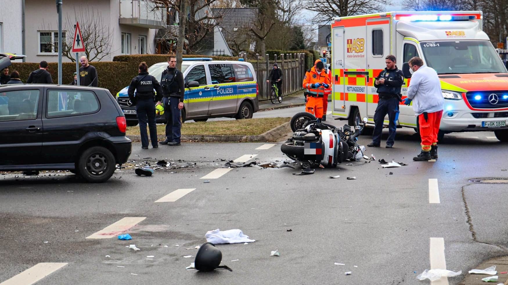 Spuren des Unfalls auf der Straße: Trümmerteile und ein Helm liegen neben dem schwer beschädigten Roller. Spuren des Unfalls auf der Straße: Trümmerteile und ein Helm liegen neben dem schwer beschädigten Roller.
