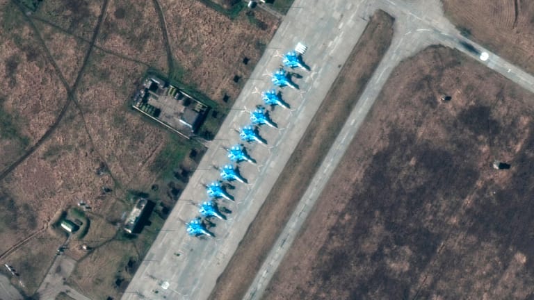 Russische Kampfflugzeuge auf einem Luftwaffenstützpunkt südlich der Grenze zur Ukraine.