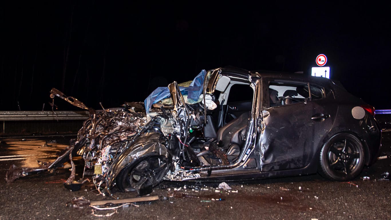 Der völlig zerstörte Unfallwagen: Einsatzkräfte der Feuerwehr konnten den Fahrer nur noch leblos aus dem Fahrzeug bergen.