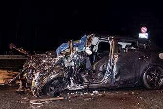 Der völlig zerstörte Unfallwagen: Einsatzkräfte der Feuerwehr konnten den Fahrer nur noch leblos aus dem Fahrzeug bergen.