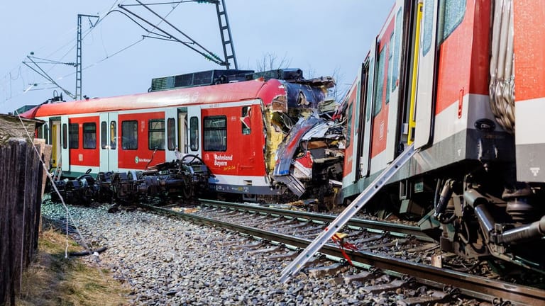 Die aufeinander geprallten S-Bahnen an der Unfallstelle in der Nähe des Bahnhofes Ebenhausen-Schäftlarn.