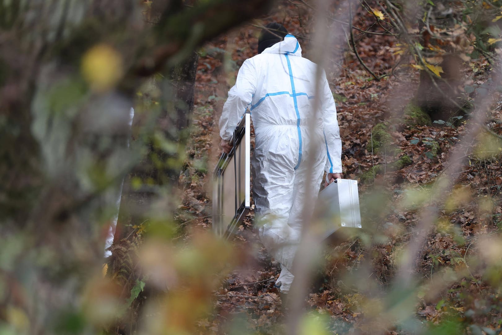 Spurensicherung in einem Waldstück (Symbolbild): Taucher entdeckten den Leichnam des 16-Jährigen im Bereich des Naturschutzgebiets Ommelstal.