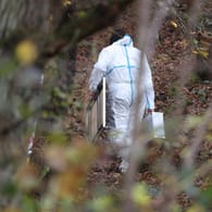Spurensicherung in einem Waldstück (Symbolbild): Taucher entdeckten den Leichnam des 16-Jährigen im Bereich des Naturschutzgebiets Ommelstal.