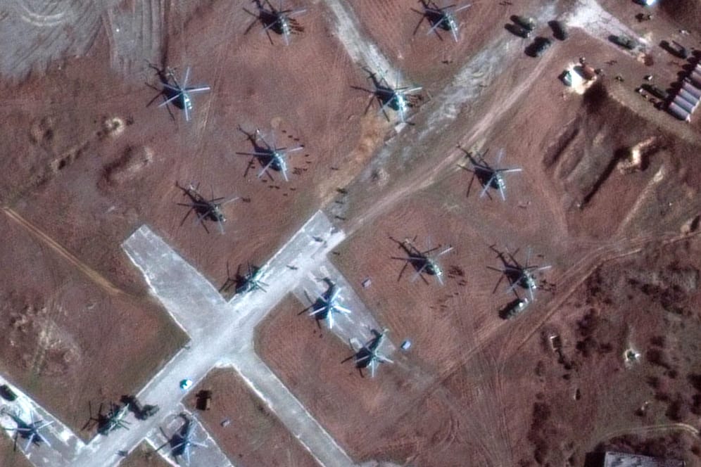 Dieses von Maxar Technologies zur Verfügung gestellte Satellitenbild vom Sonntag, 13. Februar 2022, zeigt Hubschrauber und Truppen in der Nähe des Donuzlav-Sees auf der Krim aus der Nähe.
